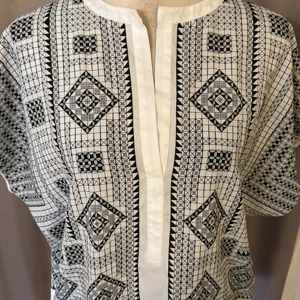 BCBGMaxAzria Black and White Graphic Boxy Blouse - Picture 2 of 8